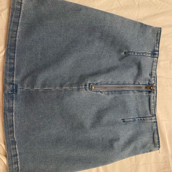 I’m selling this skirt beacuse is too small for me, and i never used them - Picture 2 of 2